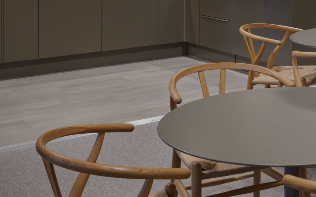 Trästolar i kök hos Beves