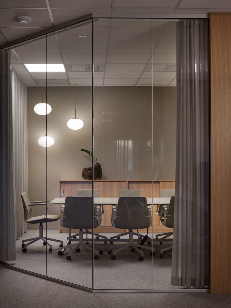 Glasvägg till mötesrum hos Beves