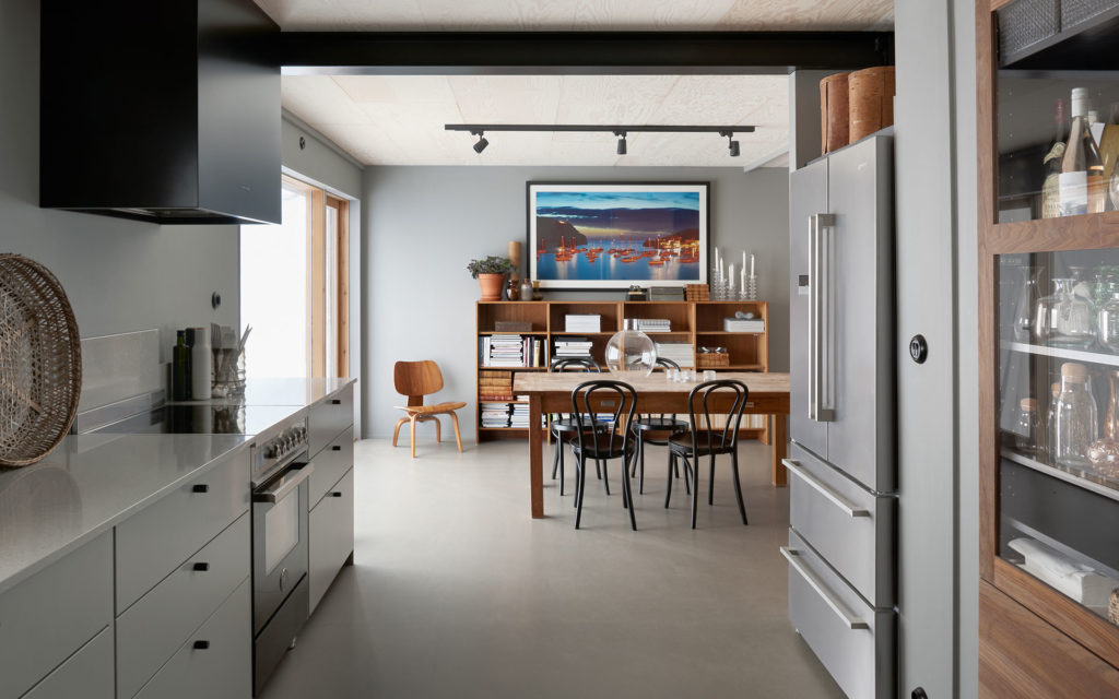 Öppen planlösning som kombinerar kök och vardagsrum