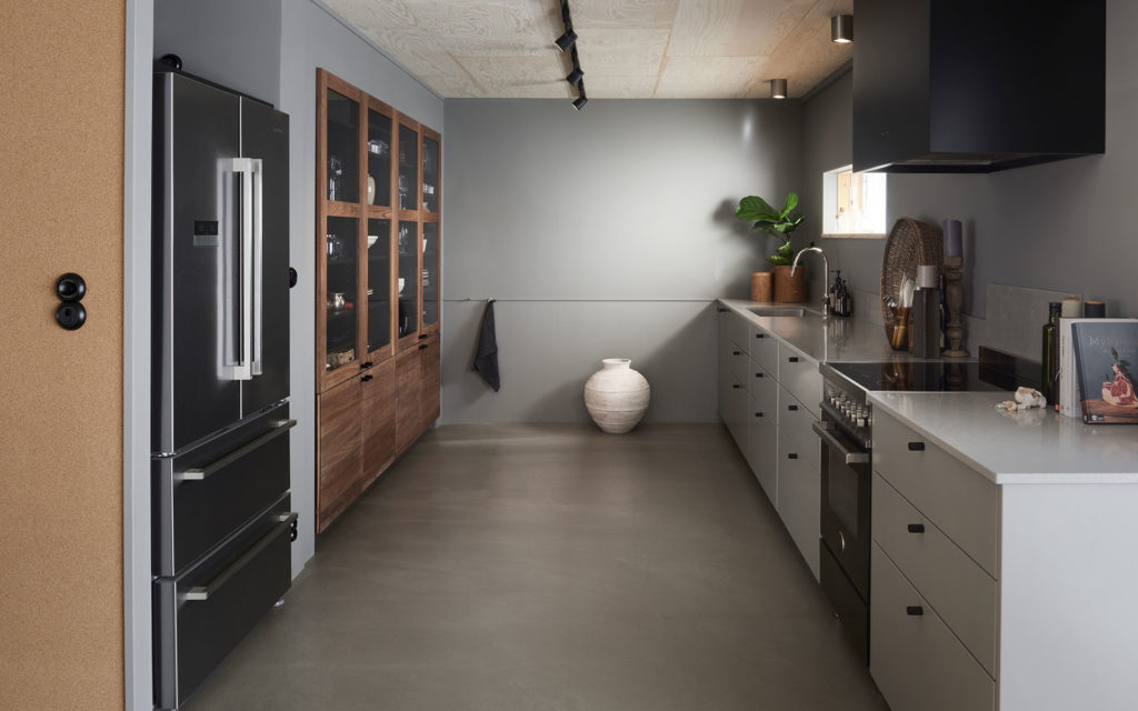 Specialdesignat vitrinskåp med valnötsluckor i kök