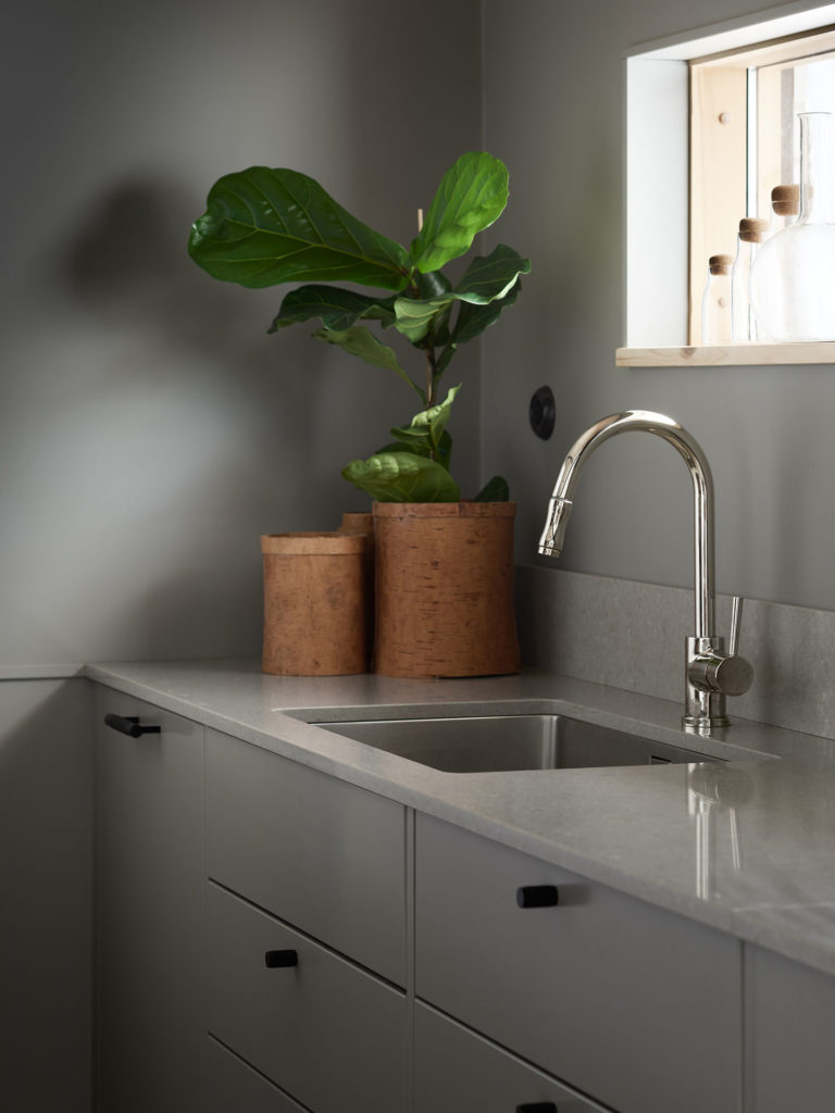 Eleganta inredningsdetaljer och modern styling i ett privat vardagsrum.