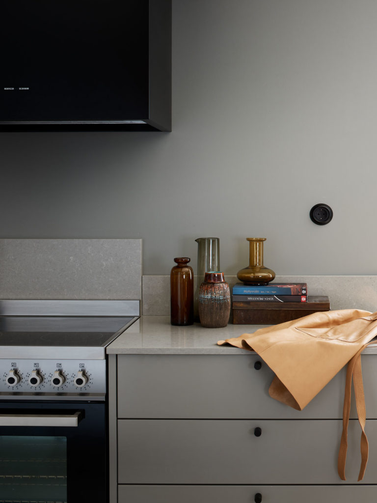 Modernt kök med stilren styling och funktionell inredning.