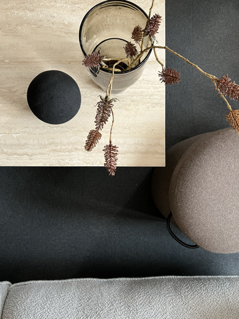 Inredning som andas skandinavisk design med inslag från japan