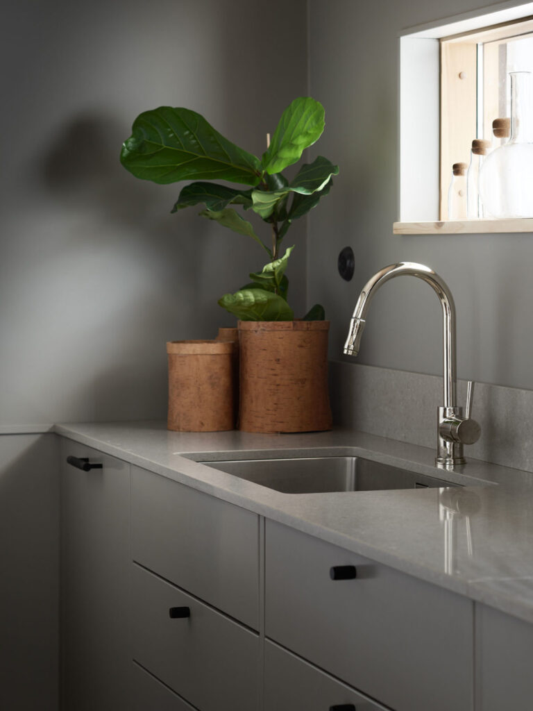 Heads and tails 2 Minimalistisk köksinredning i elegant grå och modern stil