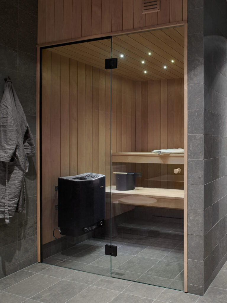lyxig spa-oas som centrerar kring en elegant bastu