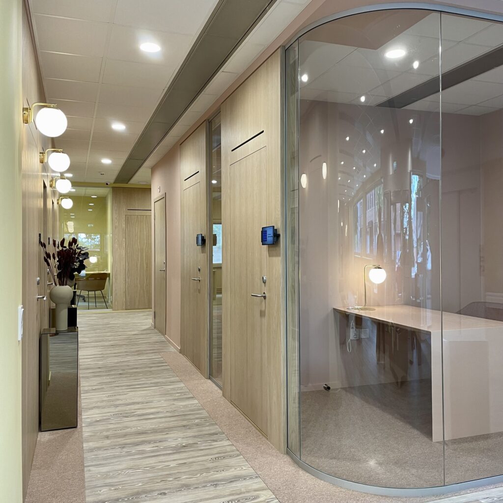 rundade glaspartier kombinerat med varmt trä