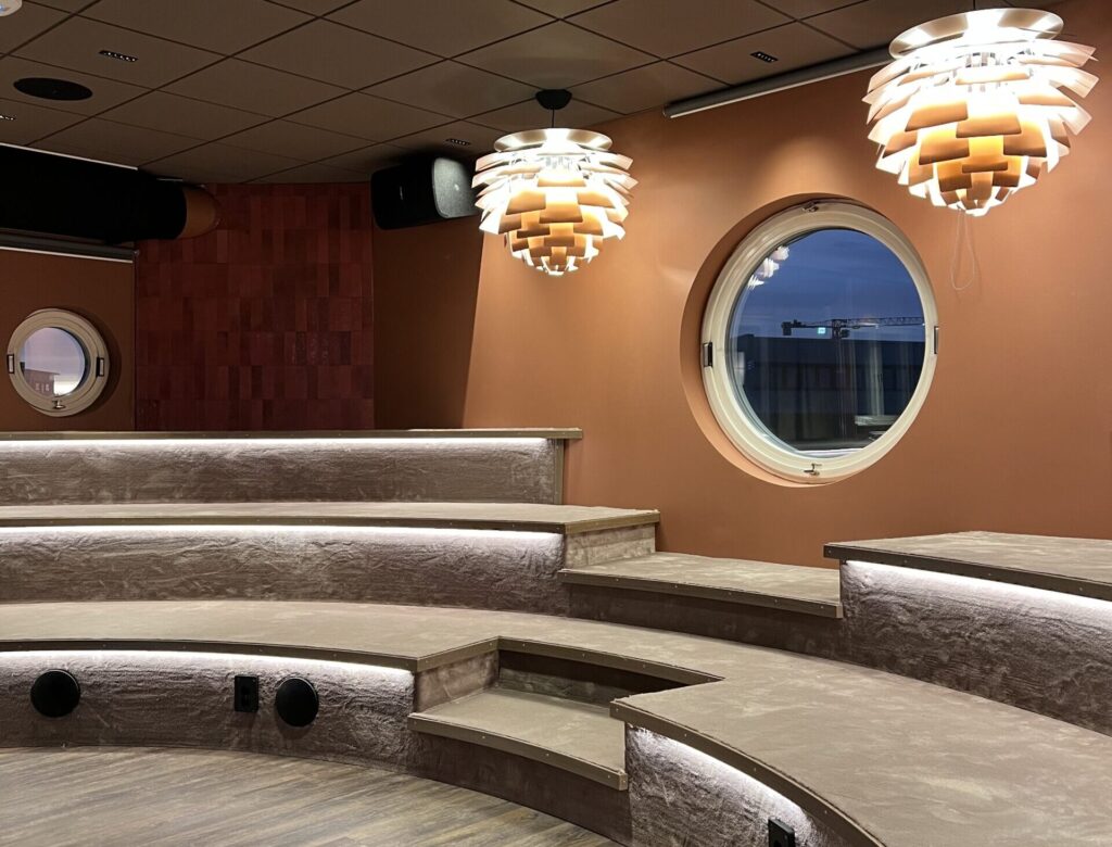 Heads and tails 9 Spännande eventmiljö med cirkulära fönster, unika ljusinstallationer och terrasserade sittytor.